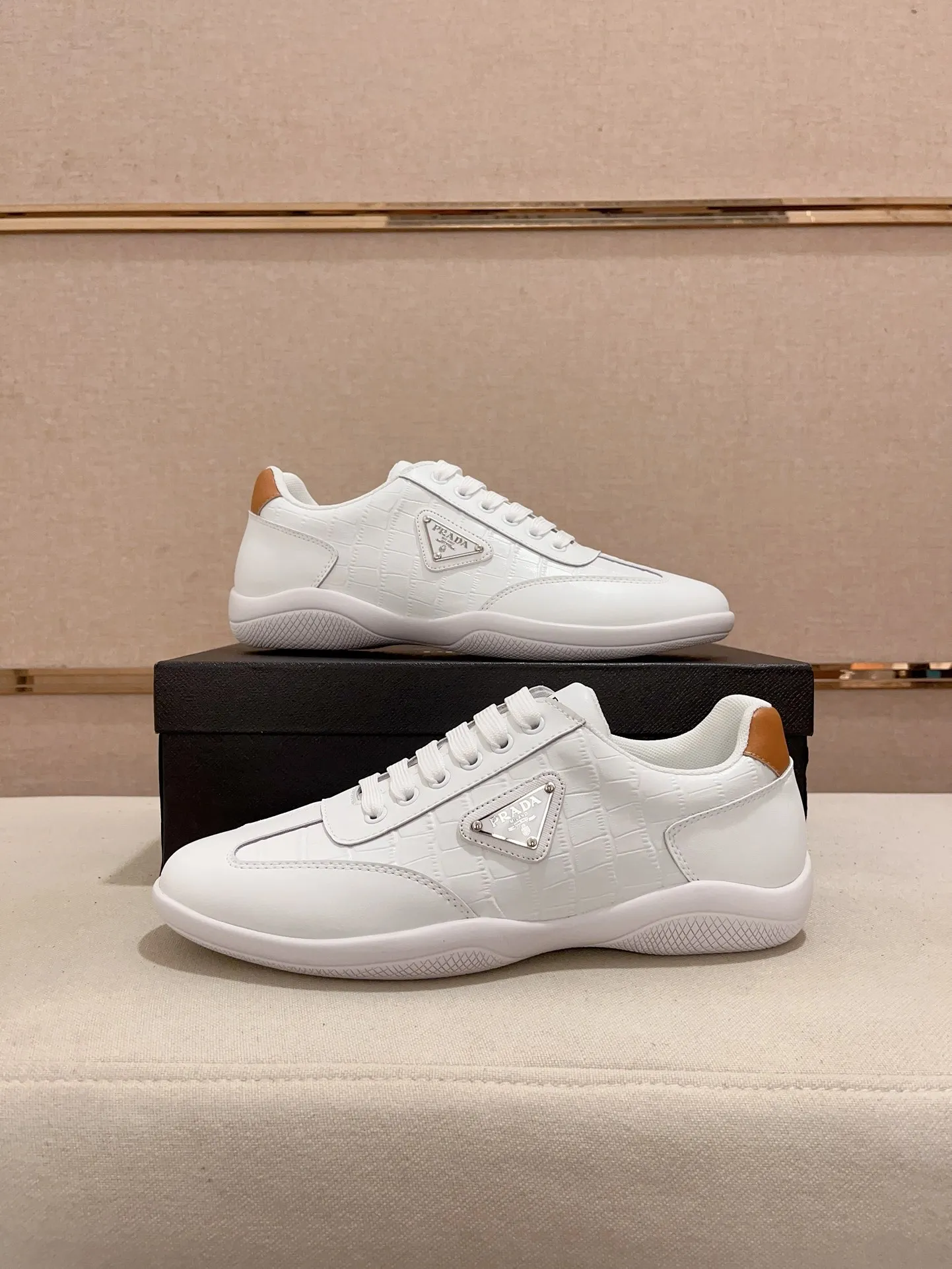 Factory price 420💰 ✔️✔️✔️The new PRADA (Prada) counters are launched simultaneously. The new men's shoes and 😘fabrics are made of selected first-layer cowhide ➕ breathable mesh technology. Lining: Full sheepskin lining. 👍🏿 High-end ☄️ air-cushion molded anti-slip rubber outsole, exquisite lines, simple and elegant, comfortable and high-end for leisure travel. Code number: 38 to 44 (45 can be customized)